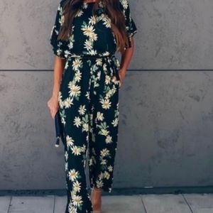 New Vici Relentless Floral Pocketed Jumpsuit size small, black with daisy print.